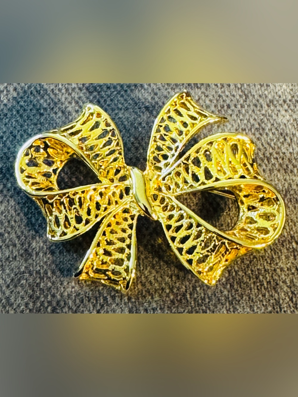 Gold Tone Bow Filigree Brooch - Signed AAI